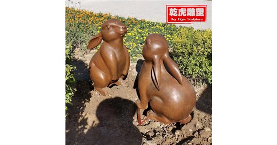 家用动物雕塑生产厂家   铸铜兔子兄弟雕塑
